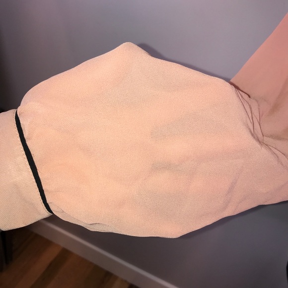 Beautiful button down blouse - Picture 3 of 8